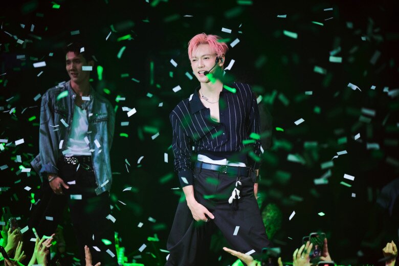 Nam ca sĩ trình diễn ca khúc mới trong buổi ra mắt mini album.