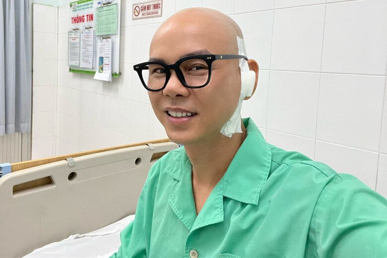 Hình ảnh nam ca sĩ gặp tai nạn và điều trị trước đó tại bệnh viện.
