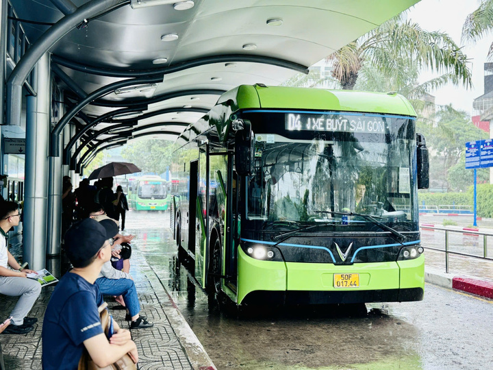 Hệ thống hạ tầng phục vụ xe buýt tại TP.HCM hiện có 37 bến bãi, 6.241 vị trí điểm dừng xe buýt, trong đó có 1.030 nhà chờ.