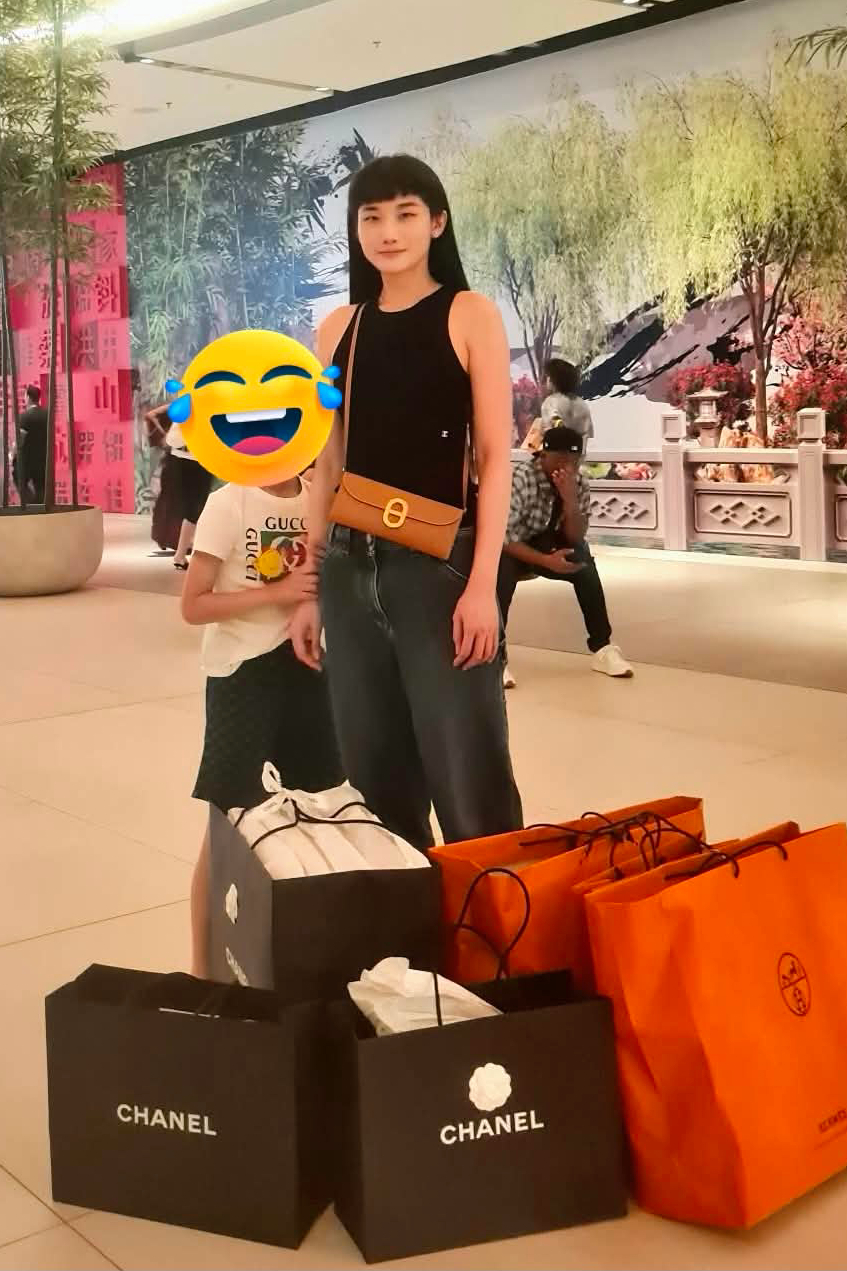 Kha Mỹ Vân khoe thành quả sau một buổi mua sắm cùng con trai.
