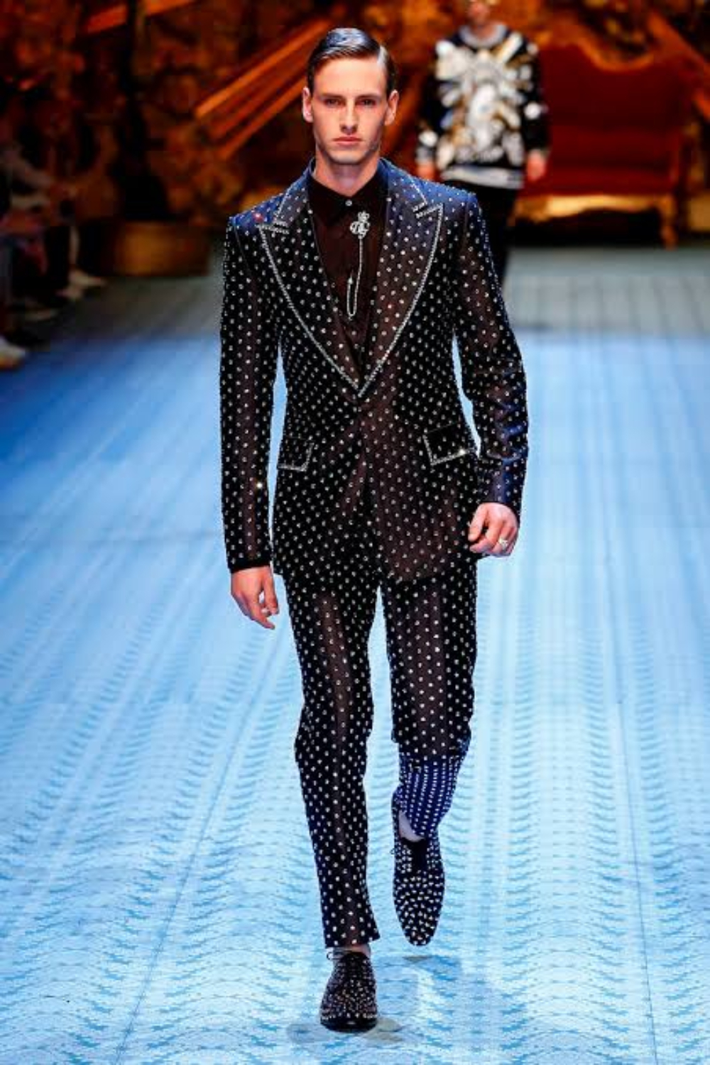 Bộ trang phục từng được ngôi sao Cameron Dallas trình diễn mở màn tại show thời trang Milan năm 2019, theo Grazia Magazine. Ảnh: Vogue