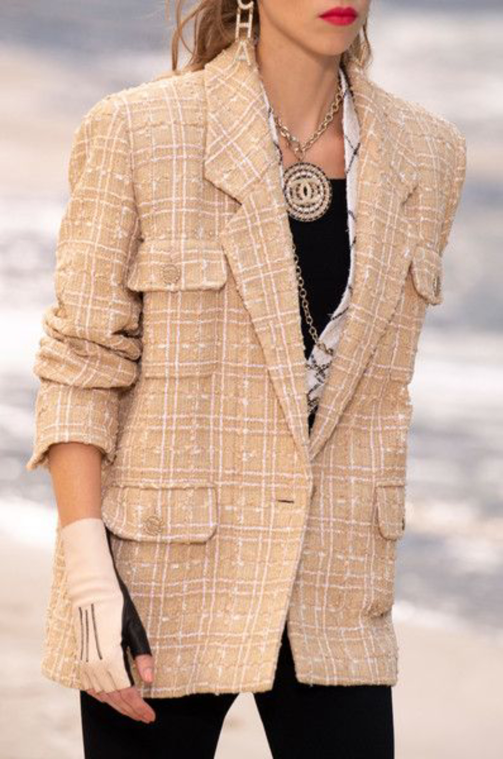 Chiếc áo có giá bán gần 270 triệu đồng được làm bằng vài tweed dệt thủ công - một trong những dòng sản phẩm cao cấp của nhà mốt. Ảnh: Chanel