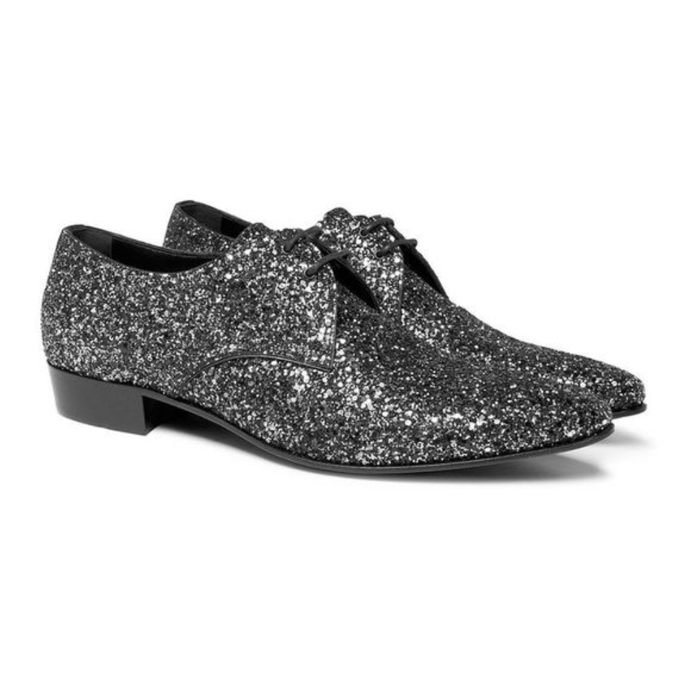 Phần phụ kiện được anh hoàn thiện với đôi giày derby da Saint Laurent phủ hiệu ứng ánh kim, giá bán khoảng 33 triệu đồng. Ảnh: YSL