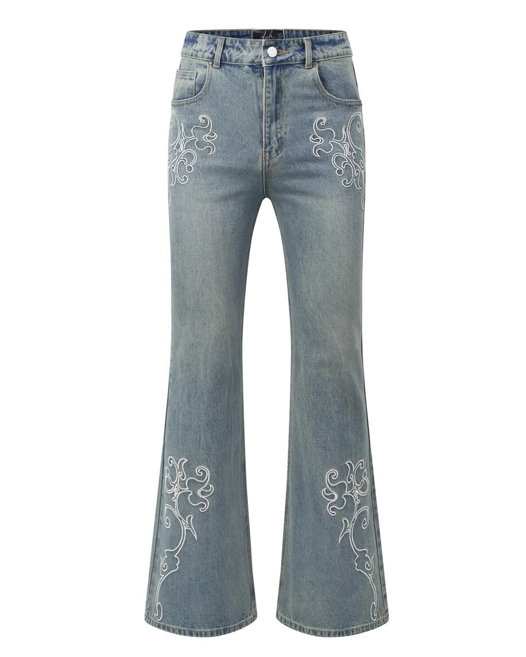 Trịnh Thăng Bình phối cùng quần jeans của thương hiệu Ashmidnight Club, mẫu thiết kế có giá khoảng 2,5 triệu đồng, tạo sự cân bằng giữa vẻ sang trọng của trang phục may đo và phong cách hiện đại. Ảnh: Ashmidnight Club