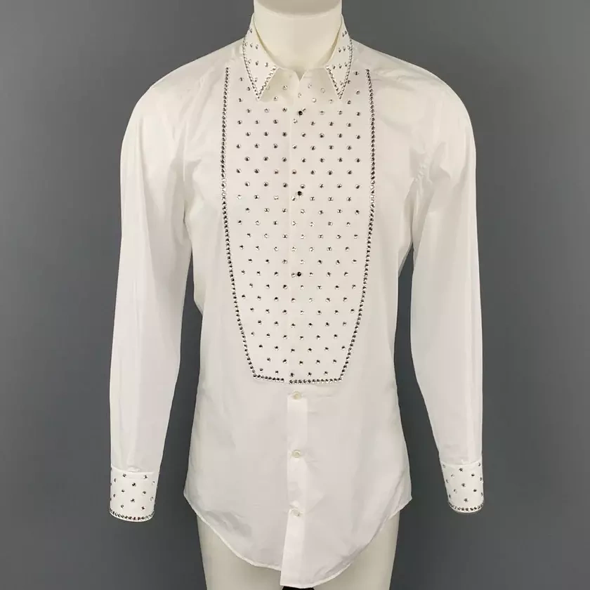 Bên trong chiếc vest, Trịnh Thăng Bình phối sơ mi trắng Dolce amp; Gabbana kiểu tuxedo, tạo điểm nhấn bằng chi tiết đính pha lê ở ngực áo. Thiết kế được yết giá gần 23 triệu đồng. Ảnh: Damp;G