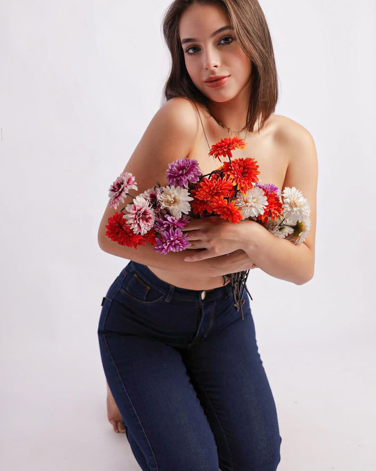 Naiel Aguilera lấy hoa làm áo. Cô từng thực hiện nhiều bộ hình thời trang đa dạng phong cách, từ cổ điển tới hiện đại.