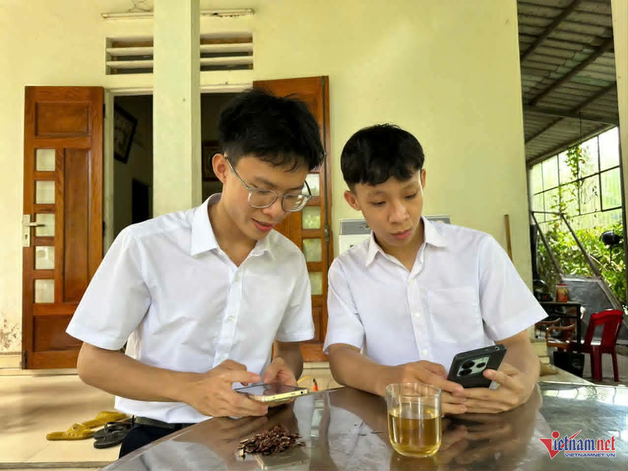 Nguyễn Quang Khải (trái) và Lê Anh Vũ cùng tra cứu điểm thi tốt nghiệp THPT năm 2026