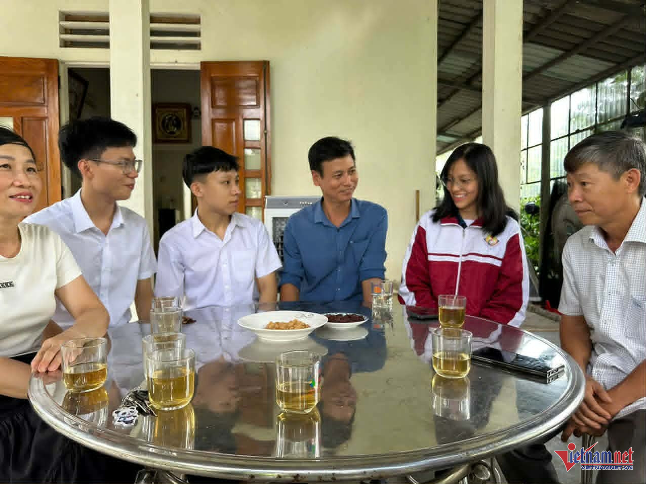 Gia đình, thầy cô chung vui cùng Nguyễn Quang Khải và Lê Anh Vũ sau khi biết tin hai em trở thành thủ khoa các tổ hợp A00 và A01 của tỉnh Quảng Trị