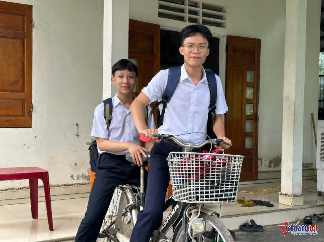 Chiếc xe đạp cũ đã đồng hành cùng Nguyễn Quang Khải và Lê Anh Vũ trên quãng đường đến trường suốt 3 năm THPT