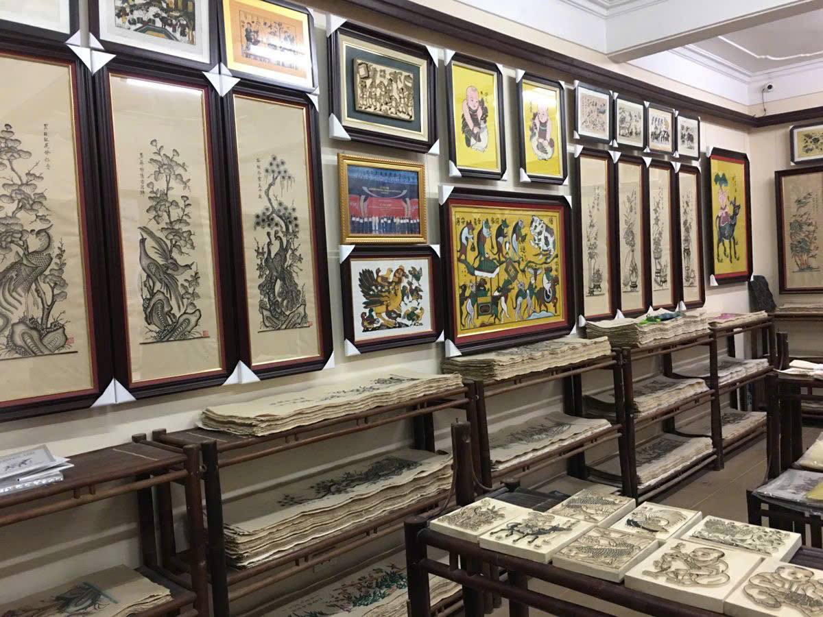 Làng tranh Đông Hồ là địa điểm du lịch gần Hà Nội thu hút nhiều du khách trẻ tới tham quan, trải nghiệm