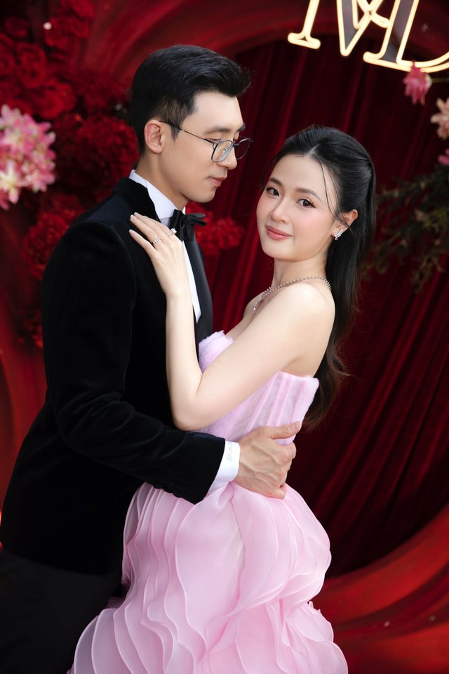 Nhân kỷ niệm 2 năm ngày cưới, Midu và chồng thiếu gia giàu có đã tổ chức một buổi lễ hoành tráng trong một nhà hàng tiệc cưới hạng sang. Không gian lãng mạn cùng cách bài trí sang trọng khiến khán giả ngỡ ngàng. Ngoài không gian tiệc cưới được đầu tư hoành tráng, Midu còn gây chú ý bởi nhan sắc xinh đẹp, đặc biệt là làn da trắng sứ.