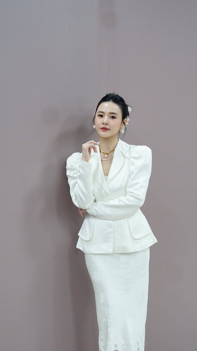 Để được làn da sáng đều màu, nhiều collagen như vậy, Midu đã có bí quyết chăm sóc riêng cho mình. Cụ thể, buổi tối cô có 5 bước skincare kỹ càng.