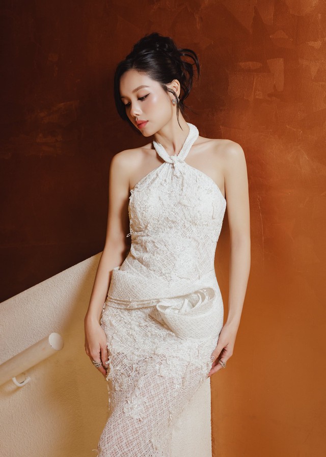 Trước khi là một diễn viên chuyên nghiệp, Trâm Anh là người mẫu ảnh. Cô từng là Á quân của cuộc thi The Face 2018 và là học trò cưng của Minh Hằng.