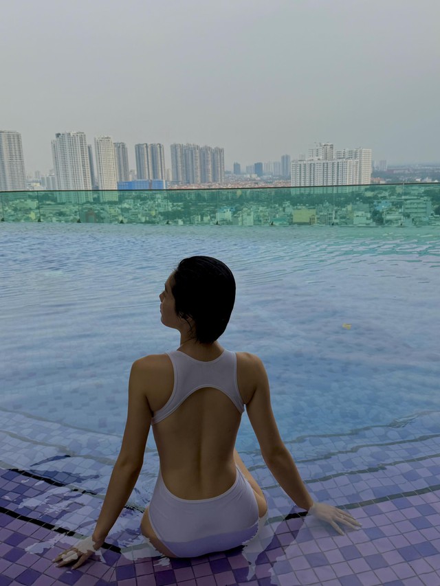 Người đẹp khoe bờ lưng ong gợi cảm, quyến rũ.