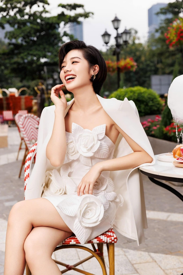 Hay trong một trang phục màu trắng nhẹ nhàng, cô cũng nổi bật giữa đám đông.