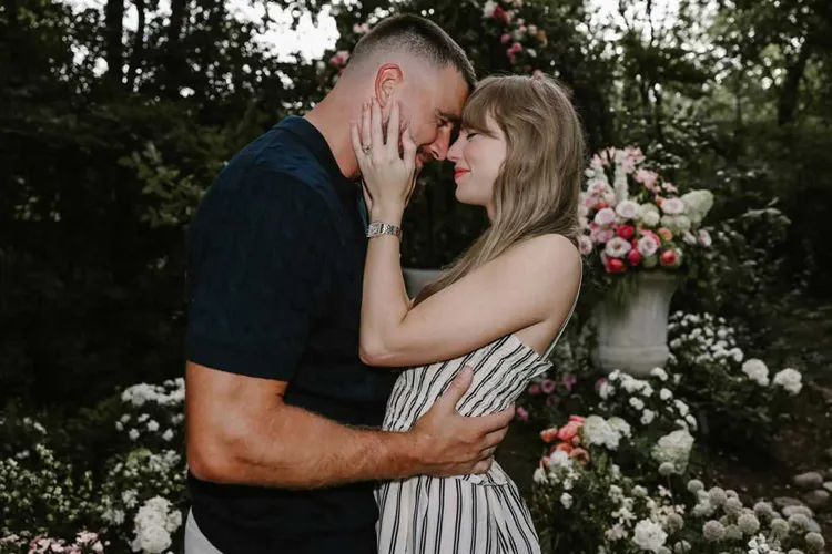 Taylor và Travis trong lễ cầu hôn năm ngoái. Ảnh: Instagram