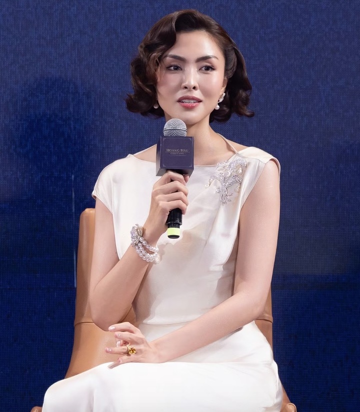 “Ngọc nữ màn ảnh” cho biết cô đã dành nhiều thời gian nghiên cứu nhân vật trước khi bấm máy. Ngoài việc học lại nhịp làm việc của đoàn phim sau hơn một thập kỷ, nữ diễn viên còn tập đàn mỗi ngày và thường xuyên trao đổi với đạo diễn để hiểu tâm lý nhân vật.