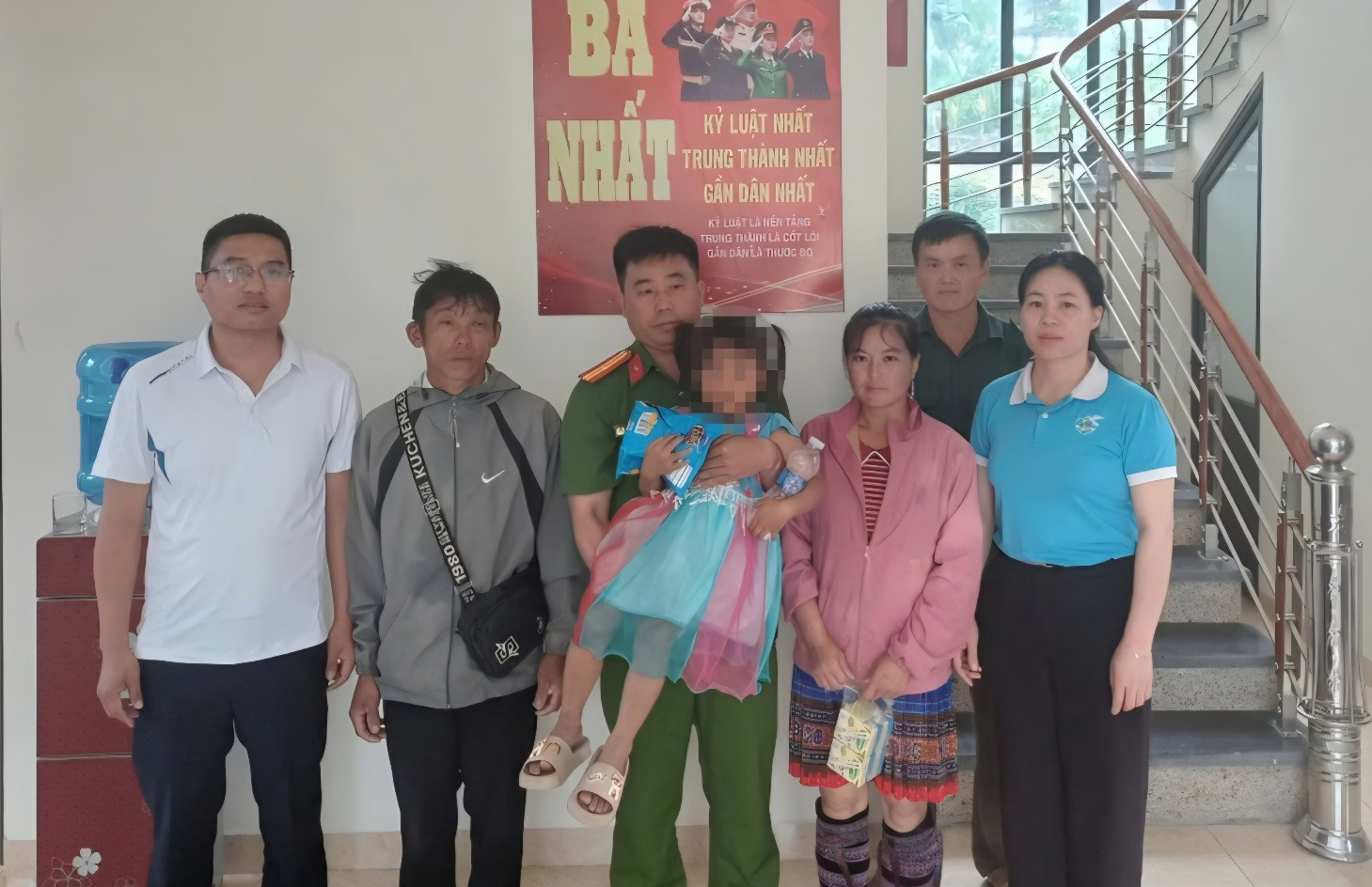 Cháu Thào Thị A. được công an bàn giao an toàn về cho gia đình. Ảnh: Công an Sơn La