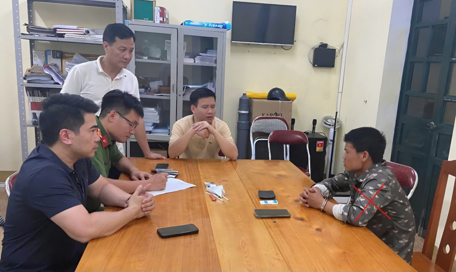 Công an lấy lời khai đối tượng Hà Văn Tý. Ảnh: Công an Sơn La