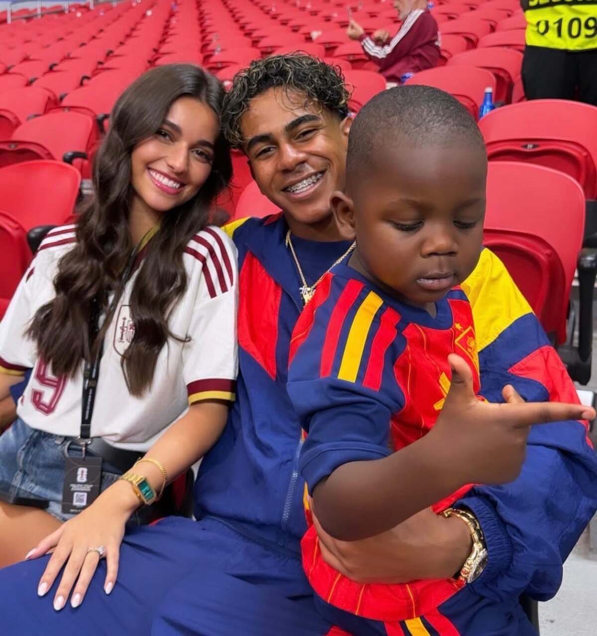 Sau trận đấu đầu tiên tại World Cup, Yamal đăng ảnh bạn gái và em trai cùng mẹ khác cha trên Instagram chức năng Story, thu hút sự quan tâm của báo giới lẫn người hâm mộ. Đa số khán giả nhận xét Ines Garcia có diện mạo nổi bật, nụ cười rạng rỡ.