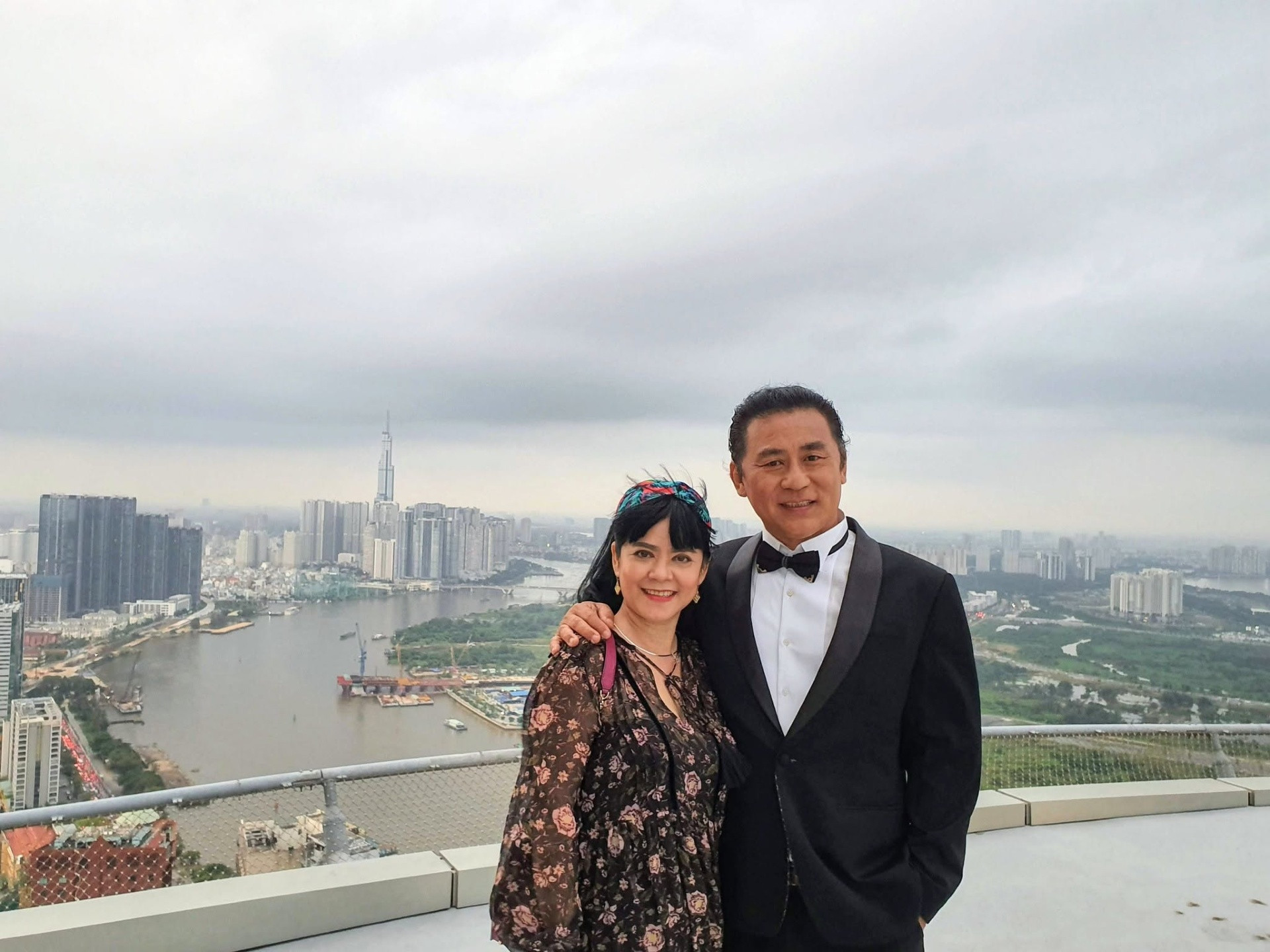 Tạ Minh Tâm bên vợ - nghệ sĩ Bạch Vân. Ảnh: FBNV