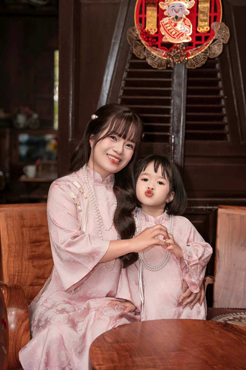 Khánh Huyền và con gái. Ảnh: NVCC