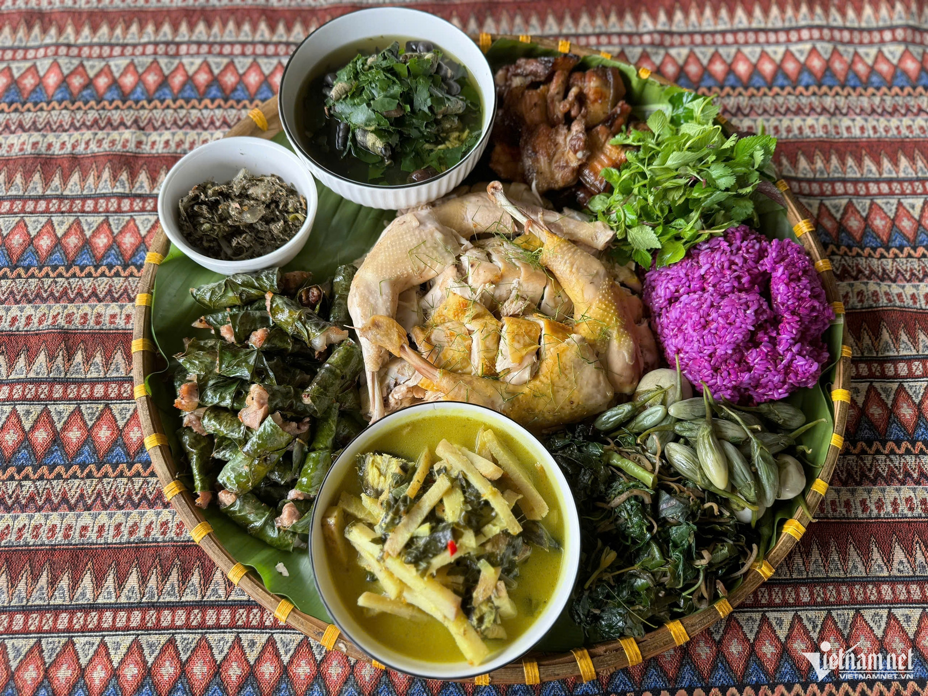 Độc đáo mâm cỗ lá của người Mường ở xã Vân Sơn, tỉnh Phú Thọ (địa phận huyện Tân Lạc, tỉnh Hòa Bình cũ)