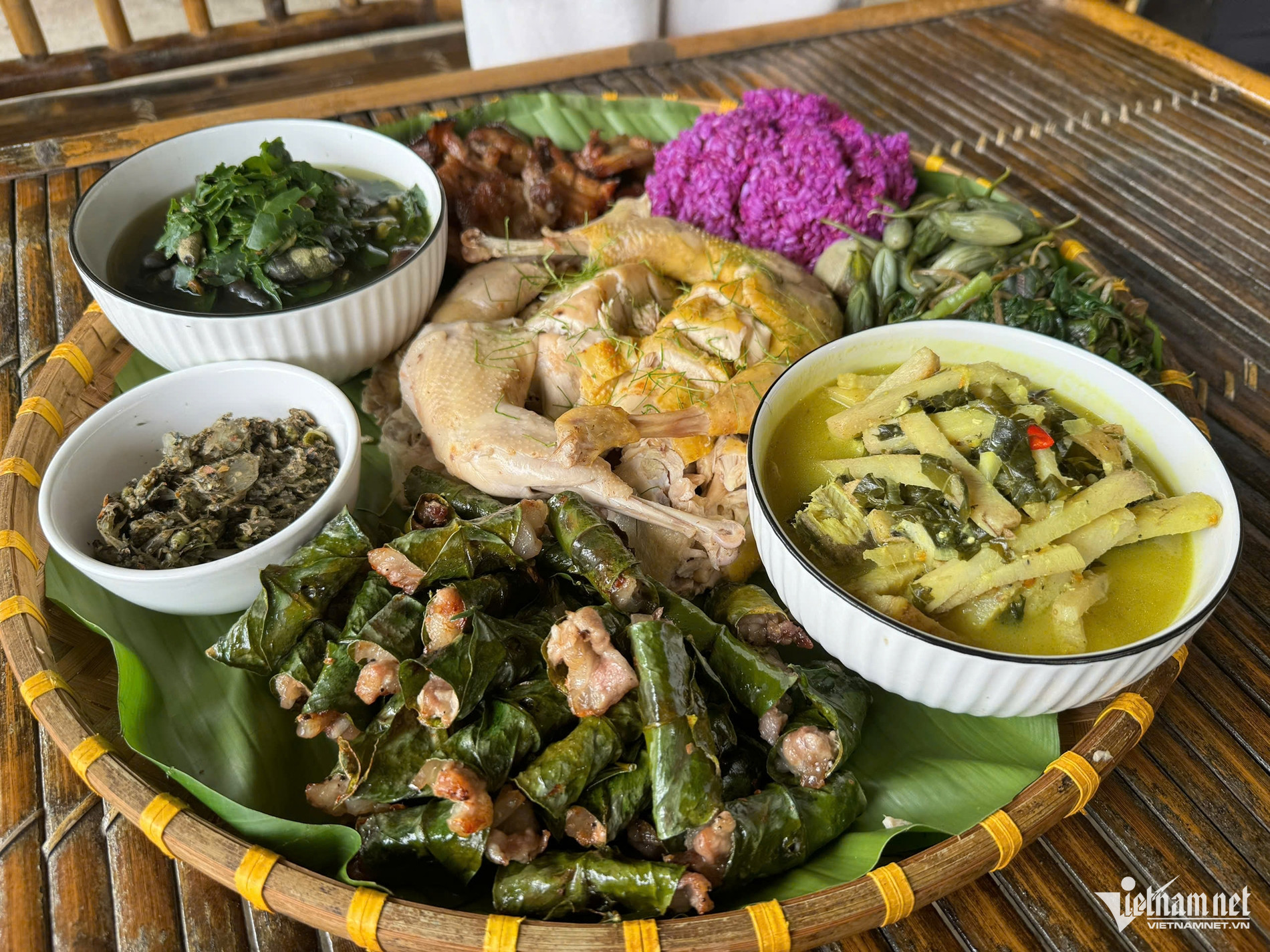 Anh Khánh bày cỗ lá phục vụ thực khách. Anh cho biết, cỗ lá được bày biện đầy đặn nhiều món, đủ 6-7 người ăn no, giá từ vài trăm đến 1 triệu đồng/mâm