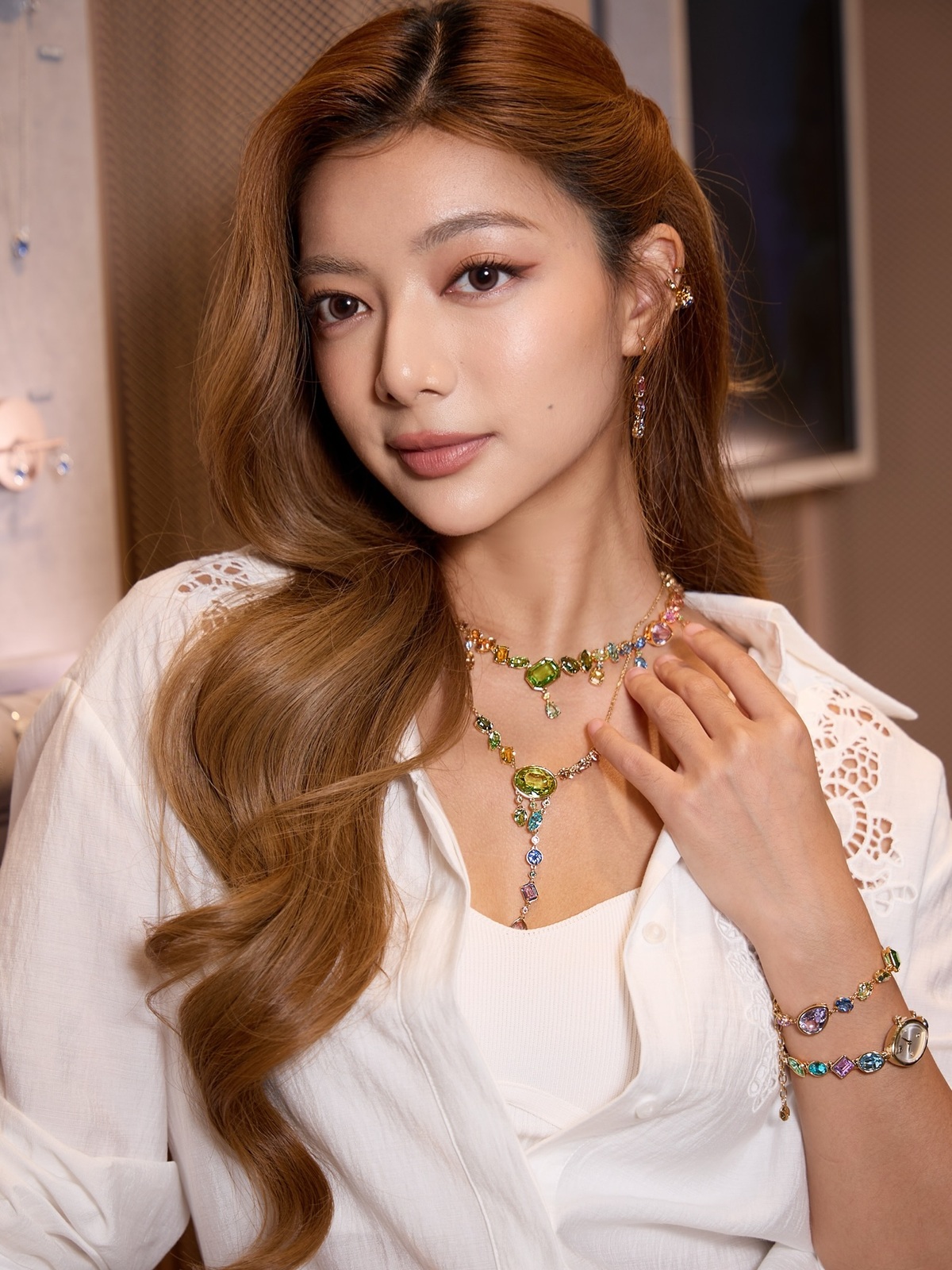 Katleen xây dựng hình ảnh hiện đại qua hoạt động thời trang, làm đẹp. Cô có hàng trăm nghìn lượt theo dõi trên Facebook và Instagram.