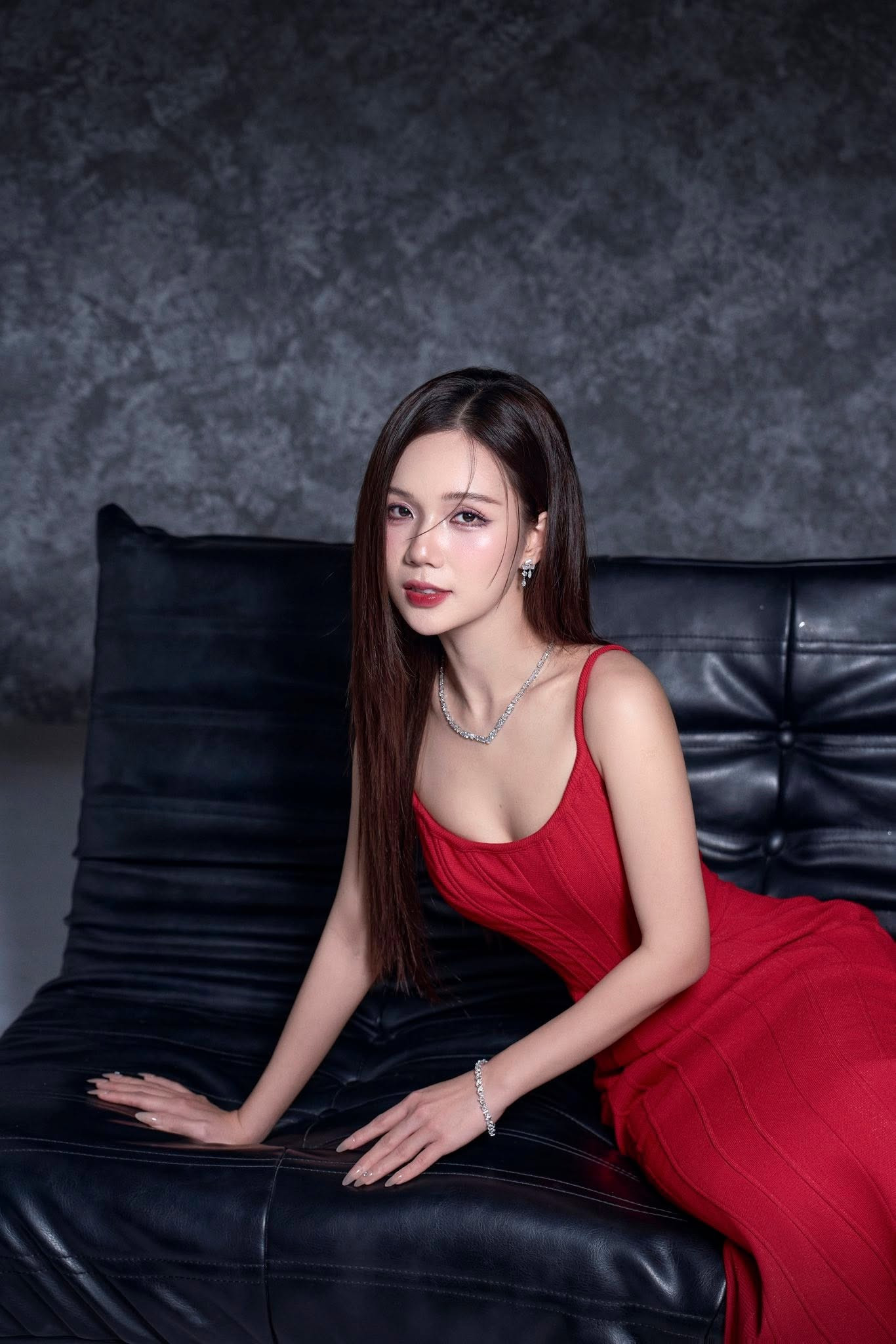 Ngọc Anh theo đuổi phong cách sexy trước và sau khi kết hôn. 
