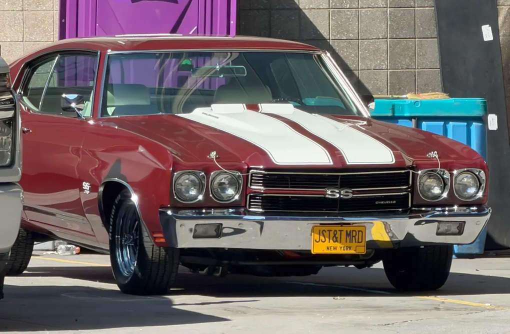 Chiếc Chevrolet Chevelle SS mui trần đời 1970 mang biển số New York JSTamp;T MRD đậu bên ngoài nhà thi đấu hôm 4/7. Ảnh: Page Six
