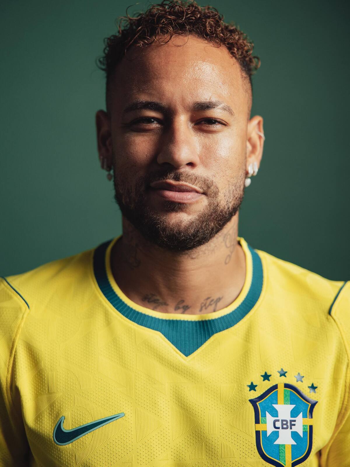 Neymar, sinh năm 1992, là một trong những ngôi sao nổi tiếng nhất của bóng đá Brazil và thế giới. Từng được xem là thần đồng sân cỏ, anh rời quê nhà để gia nhập FC Barcelona năm 2013 và gặt hái nhiều thành công với hai chức vô địch La Liga cùng một danh hiệu Champions League. Sau đó, tiền đạo người Brazil chuyển tới Paris Saint-Germain, rồi khoác áo Al Hilal trước khi trở lại Santos FC vào đầu năm 2025.