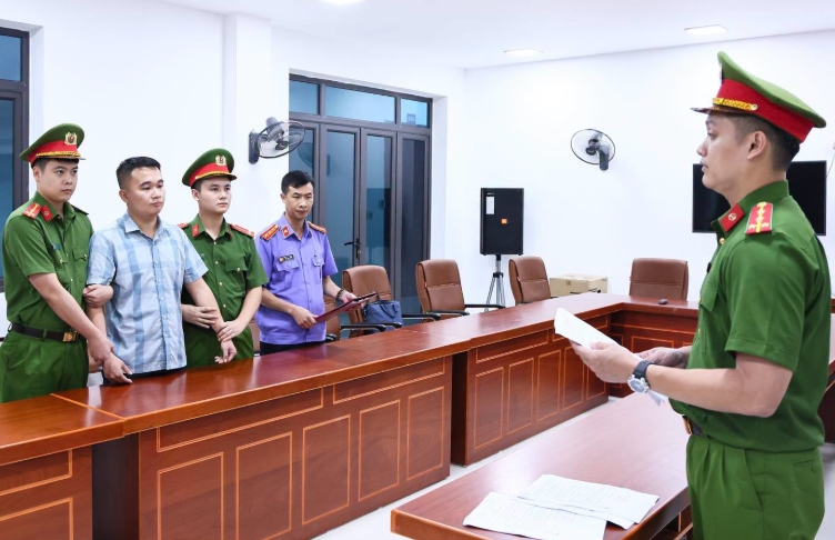 Giáo viên Nguyễn Hà Duy (áo sọc xanh trắng). (Ảnh: Công an cung cấp)