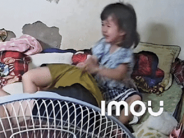 Bé gái hơn 3 tuổi cứu mẹ ngất xỉu thoát nguy hiểm