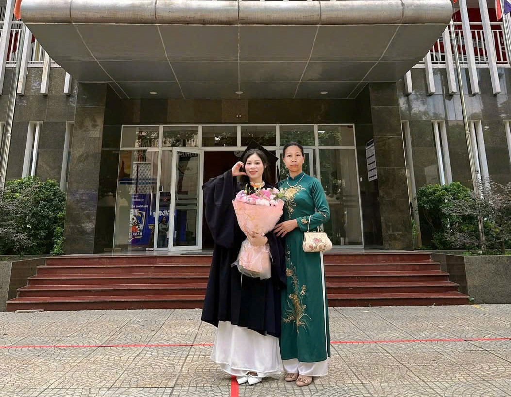 Bức ảnh được Trang nhờ AI ghép thêm hình của mẹ đứng cùng trong ngày lễ tốt nghiệp. Ảnh: NVCC