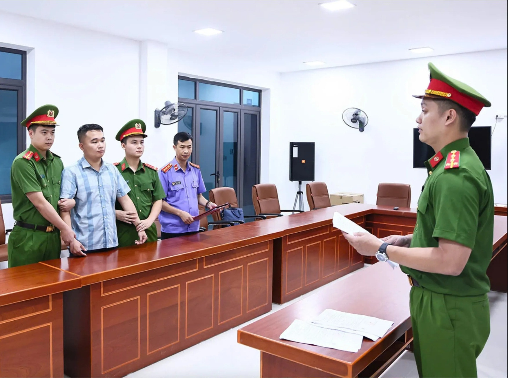 Cơ quan chức năng tống đạt quyết định tố tụng đối với giáo viên Nguyễn Hà Duy. Ảnh: CACC