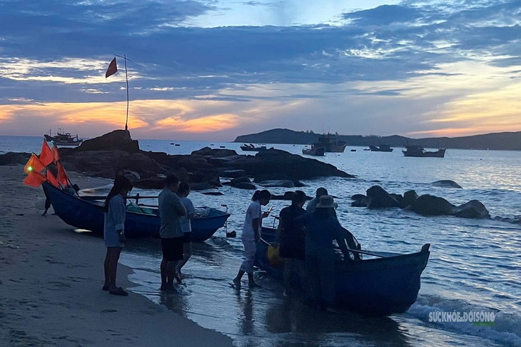 Làng chài Phước Đồng, An Hải rộn ràng trước bình minh.