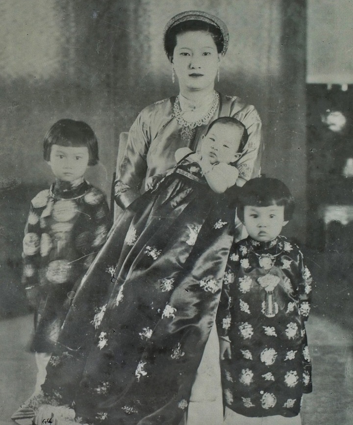 Ảnh Nam Phương Hoàng hậu và các con đăng trên tờ Indochine hebdomadaire illustré năm 1942.