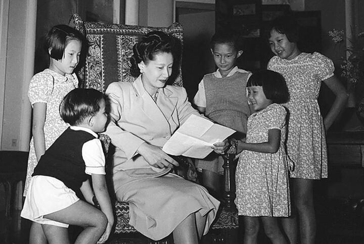 Năm 1945, Bảo Đại thoái vị, ra Hà Nội làm cố vấn, Nam Phương Hoàng hậu một mình sống tại cung An Định (Huế) để lo cho các con. Năm 1947, bà đưa các con sang Pháp định cư và dành năm tháng cuối đời ở nơi đất khách.