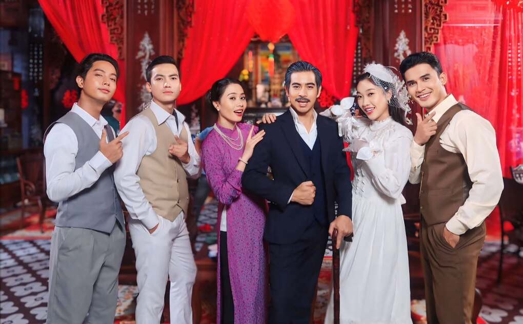 Thanh Bình bên dàn diễn viên ở hậu trường.