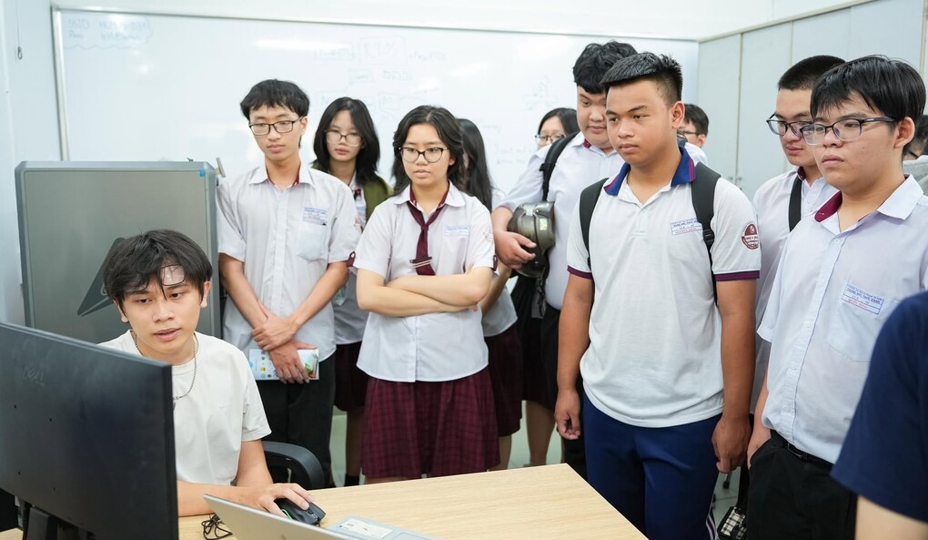 Học sinh tham quan các phòng thực hành ở trường Đại học Khoa học Tự nhiên TP HCM, tháng 1. Ảnh: HCMUS