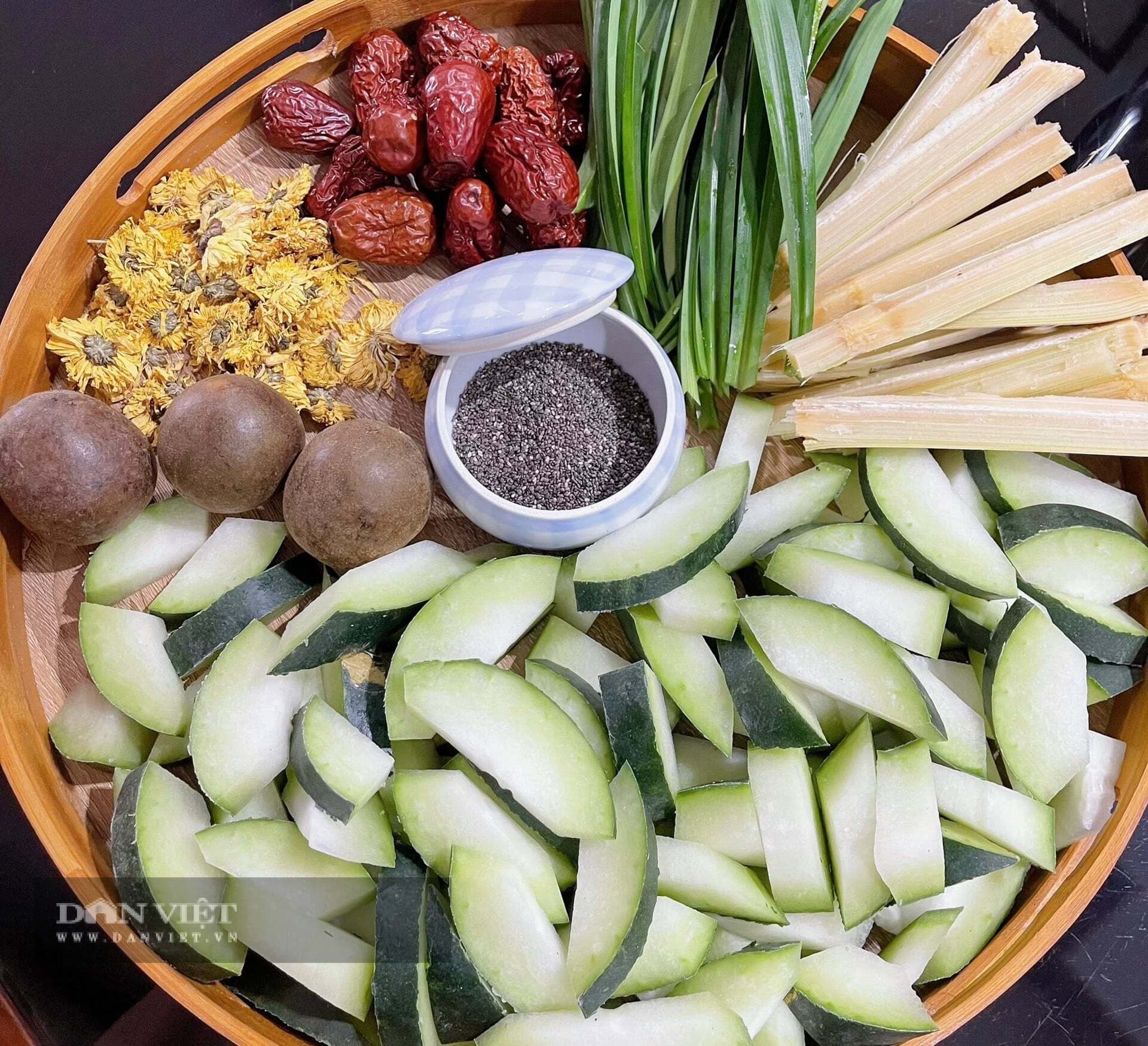 Nguyên liệu làm trà sâm bí đao: bí đao tươi, mía, lá nếp, táo đỏ, bông cúc khô, la hán, hạt chia