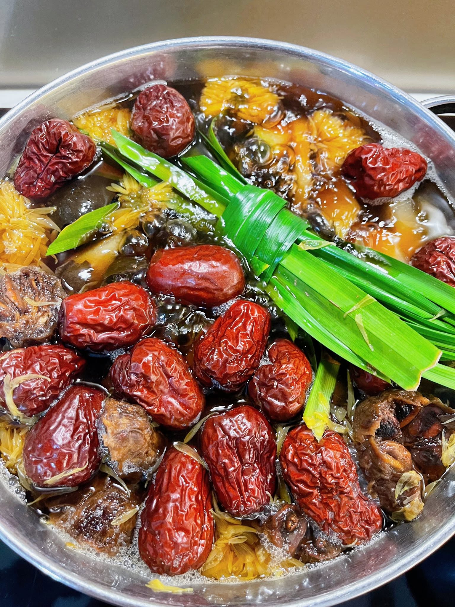 Cho lá nếp vào sau cùng nấu tầm 10 phút vì nấu lâu lá nếp bị đắng
