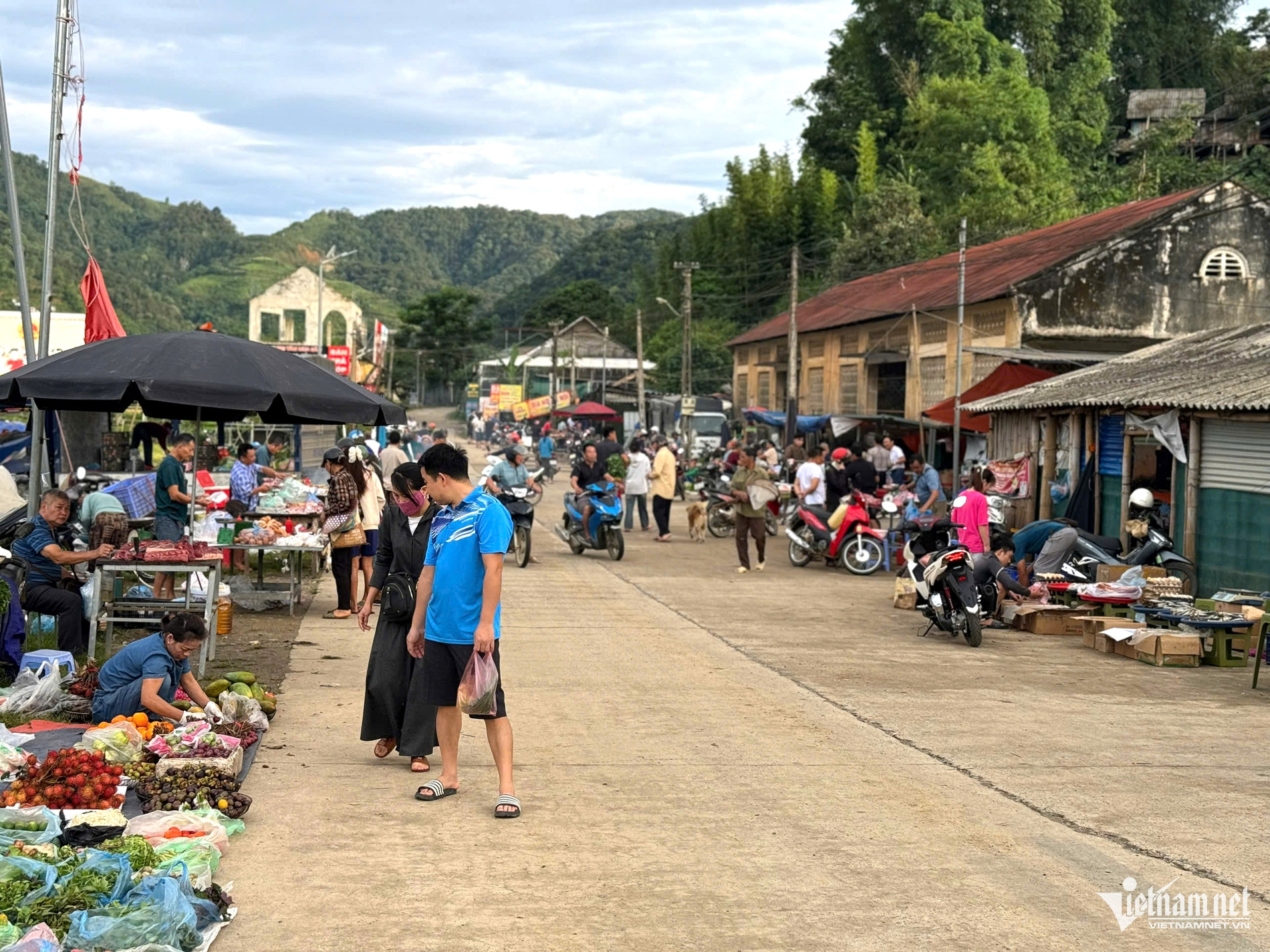 Khu chợ cách Hà Nội 120km bán nhiều đặc sản độc lạ, có thức quà giá chỉ 2 nghìn - 1