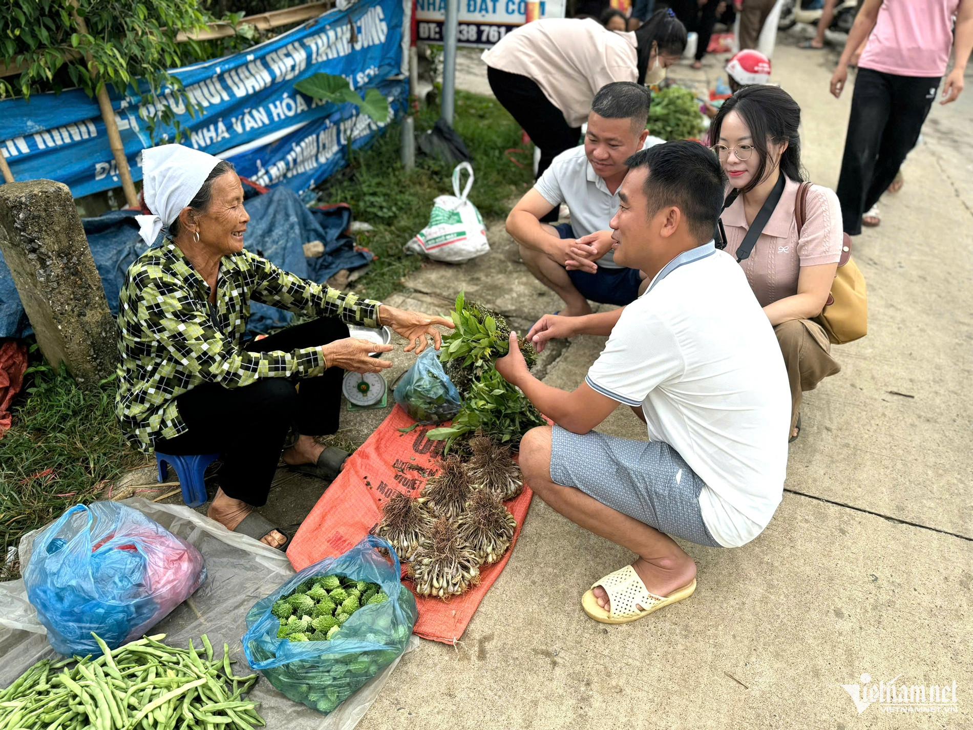 Chợ bày bán các mặt hàng đa dạng, chủ yếu là sản vật bản địa và các món bình dân