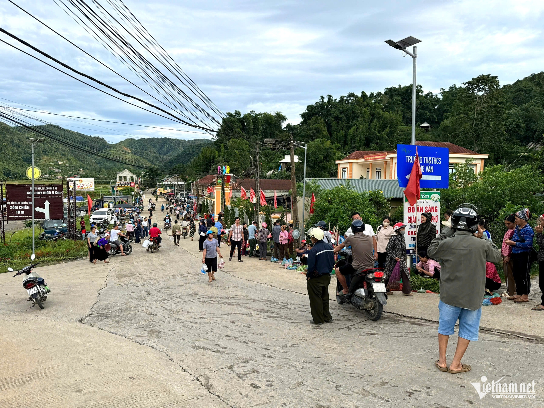 Chợ Lũng Vân cách trung tâm TP Hòa Bình cũ khoảng 50km. Đường đi tới chợ khá thuận tiện, ô tô, xe máy có thể tiếp cận tận nơi