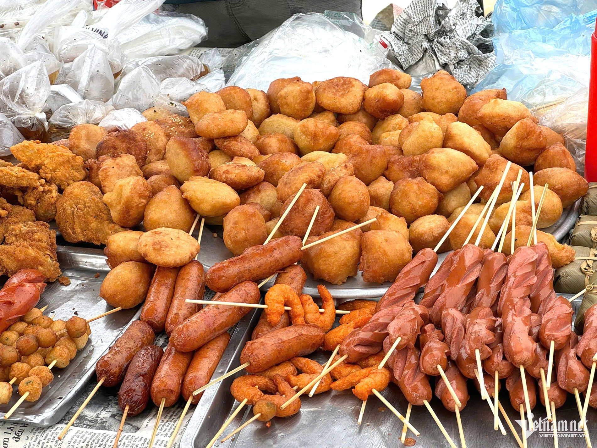 Hàng ăn vặt và món bánh rán chỉ 2.000 đồng/chiếc ở chợ Lũng Vân