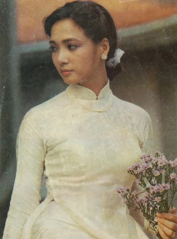 Mỹ nhân Hà thành trẻ nhất được phong NSND, hơn 30 năm hôn nhân chưa mặc váy cưới, hiện sống trong căn nhà thế nào? - 1