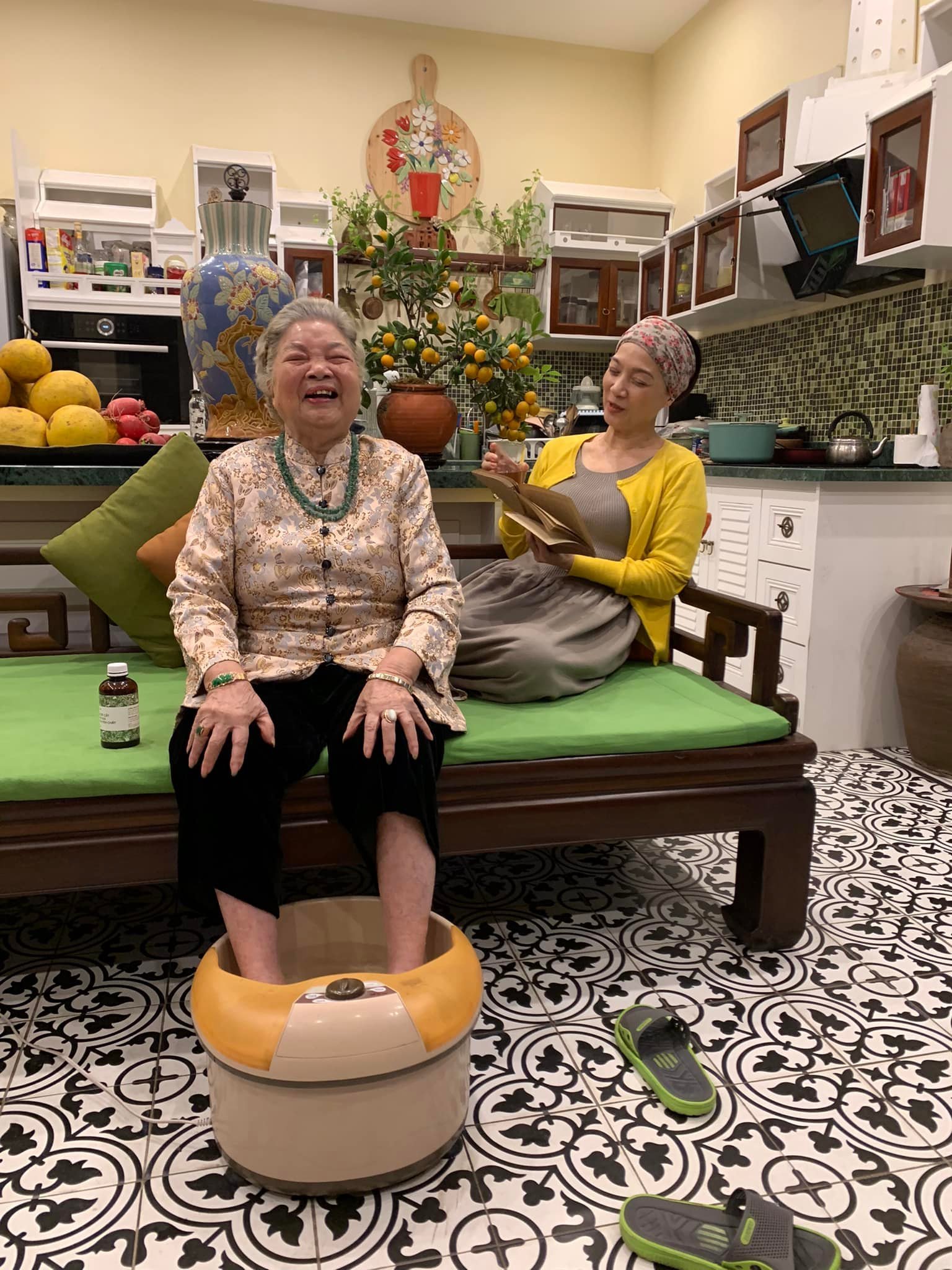 Mỹ nhân Hà thành trẻ nhất được phong NSND, hơn 30 năm hôn nhân chưa mặc váy cưới, hiện sống trong căn nhà thế nào? - 10