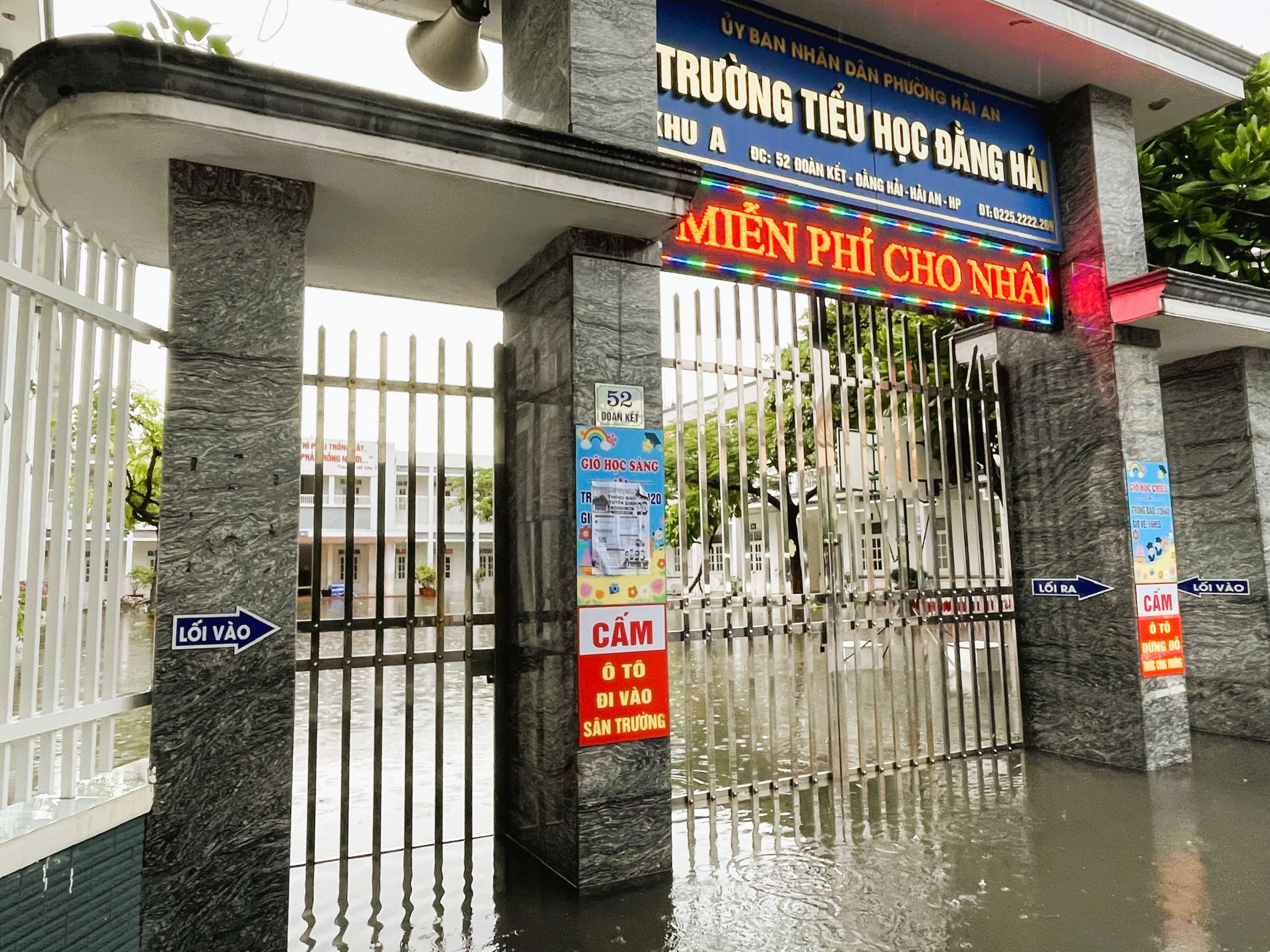 Trường Tiểu học Đằng Hải đoạn chợ Lũng cũng ngập sâu. May vào đợt nghỉ hè nên không ảnh hưởng tới hoạt động của nhà trường. Ảnh: TD